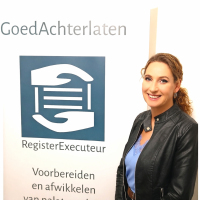 Vrouw naast banner met logo